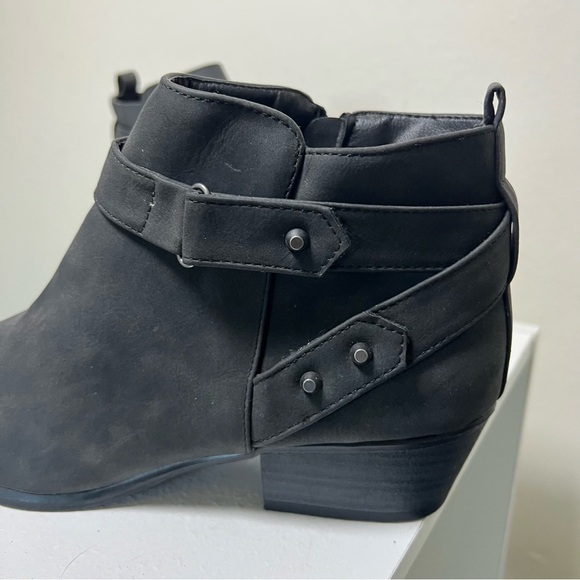 NWT UNIONBAY Tilly Black Buckle Side Zipper Short Heel Ankle Boots Sz 8.5 - Picture 2 of 10